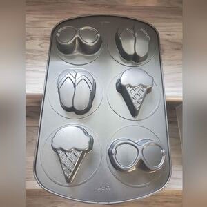 Wilton Nonstick 6-Cavity Summer Mini Cake Pan